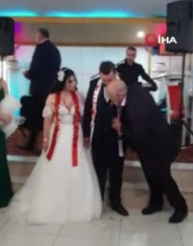 Düğünde dua eden adam, kalp krizi geçirdi